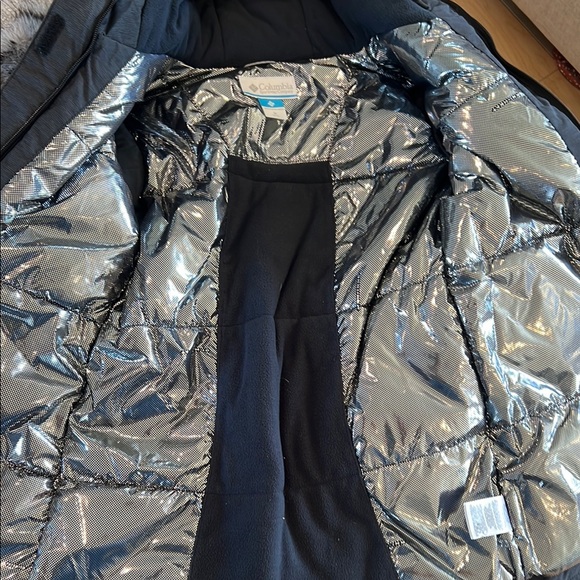 VEUC barely worn 10/12 medium Columbia Black Puffer Jacket for Ultimate Warmth - Picture 13 of 16